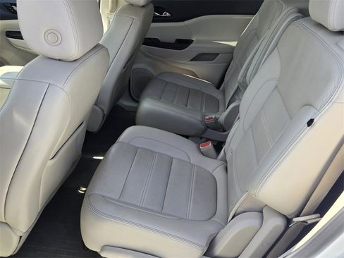 Used 2023 GMC Acadia Denali w/ Denali Technology Package image 12