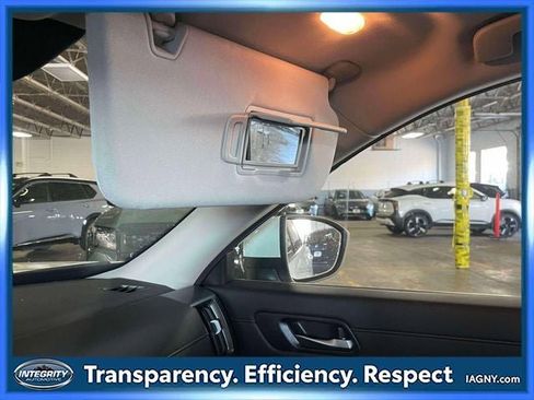 Used 2025 Nissan Pathfinder SL AWD/4WD image 35