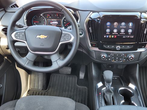 Used 2023 Chevrolet Traverse LT FWD image 9