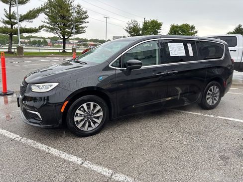 Used 2023 Chrysler Pacifica Touring-L FWD image 13