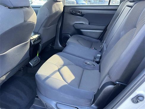Used 2020 Toyota Highlander LE image 12