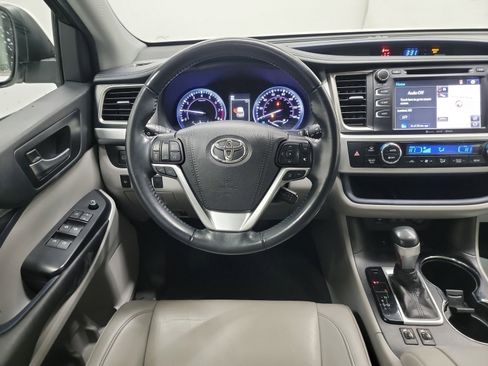 Used 2019 Toyota Highlander XLE image 16