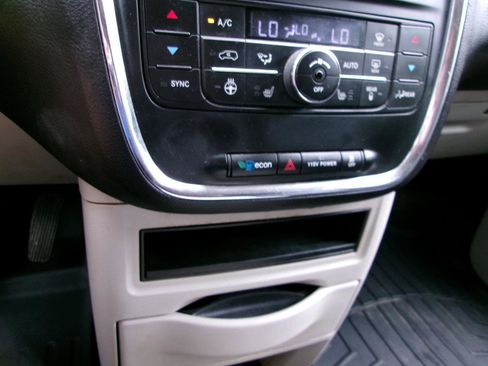 Used 2014 Chrysler Town & Country Touring-L w/ Driver Convenience Group FWD image 15