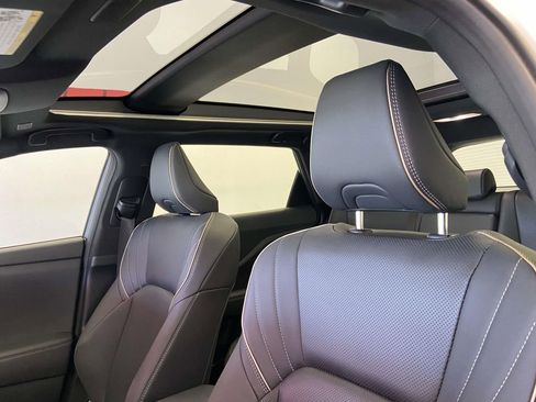 Used 2025 Toyota Crown Signia w/ Advanced Technology Package image 15