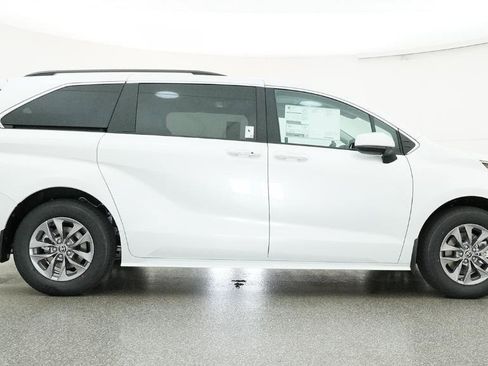 New 2026 Toyota Sienna XLE FWD image 5