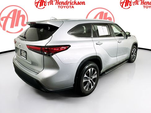 Used 2023 Toyota Highlander XLE FWD image 3