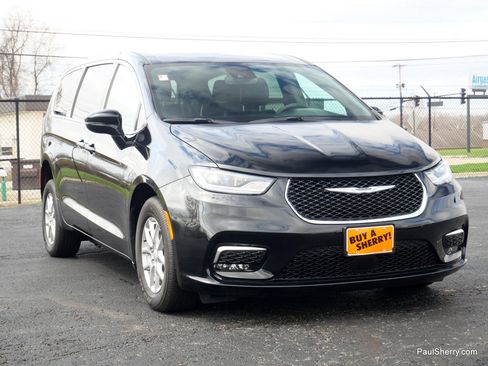 Used 2026 Chrysler Pacifica Select image 30