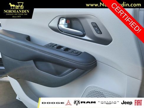 Certified 2024 Chrysler Pacifica Touring-L FWD image 13