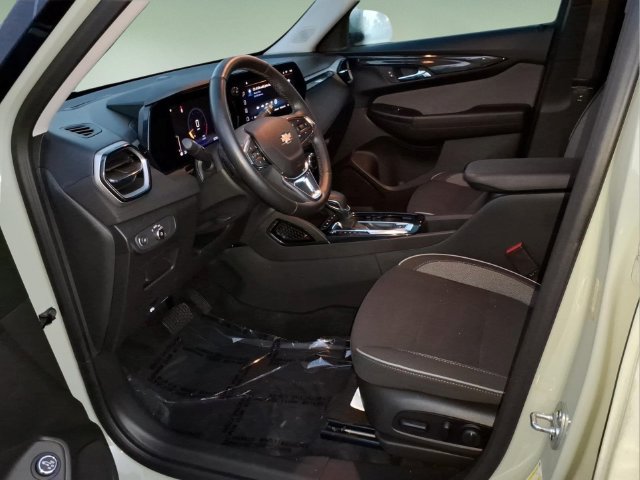 Used 2025 Chevrolet TrailBlazer LT w/ Convenience Package AWD/4WD image 11