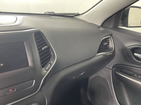 Used 2019 Jeep Cherokee Latitude Plus AWD/4WD image 20