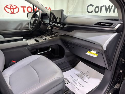 Used 2026 Toyota Sienna XLE image 11