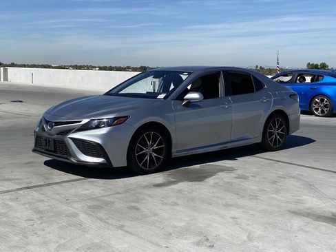 Used 2022 Toyota Camry SE image 4