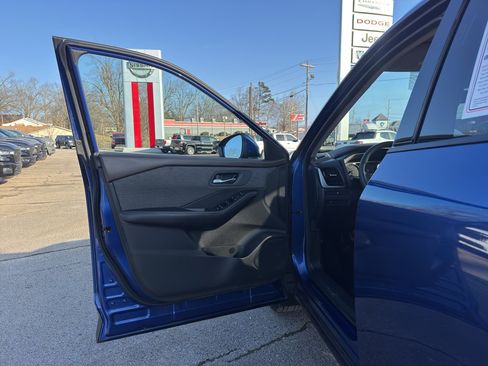 Used 2021 Nissan Rogue SV image 18