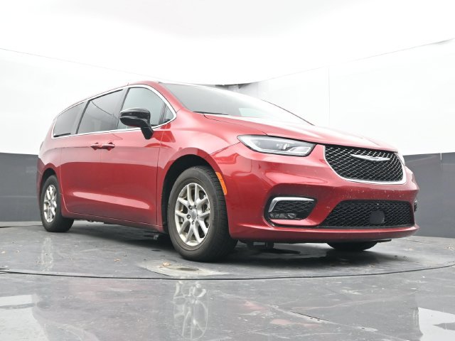 Used 2025 Chrysler Pacifica Select FWD image 47
