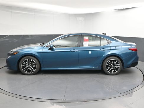 Used 2025 Toyota Camry XLE w/ Premium Plus Package image 5