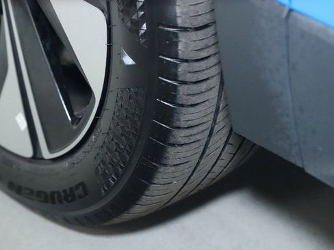 Used 2025 Volkswagen Taos SE image 38