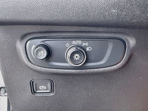 Used 2024 GMC Terrain SLE w/ Driver Convenience Package FWD image 19
