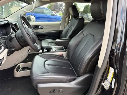 Used 2024 Chrysler Pacifica Touring-L FWD image 11