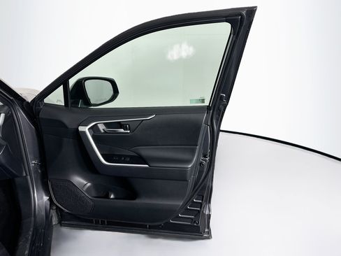 Used 2025 Toyota RAV4 XLE FWD image 32