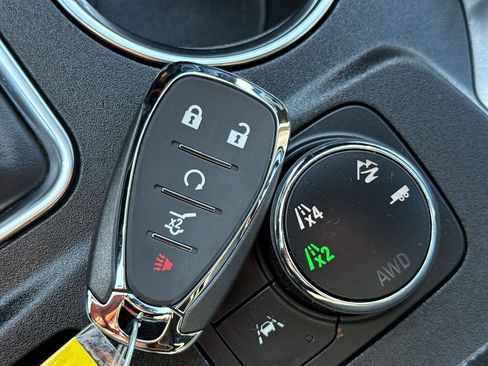 Used 2022 Chevrolet Traverse LT image 38