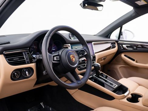 Certified 2026 Porsche Macan AWD/4WD image 4