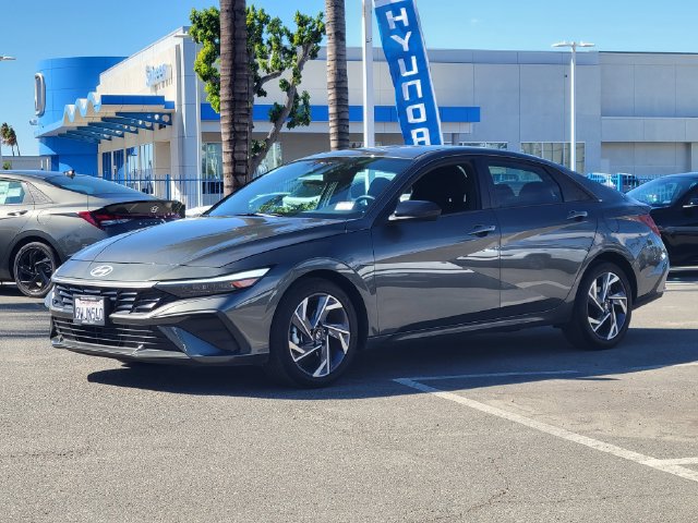 Used 2025 Hyundai Elantra Sport FWD image 2
