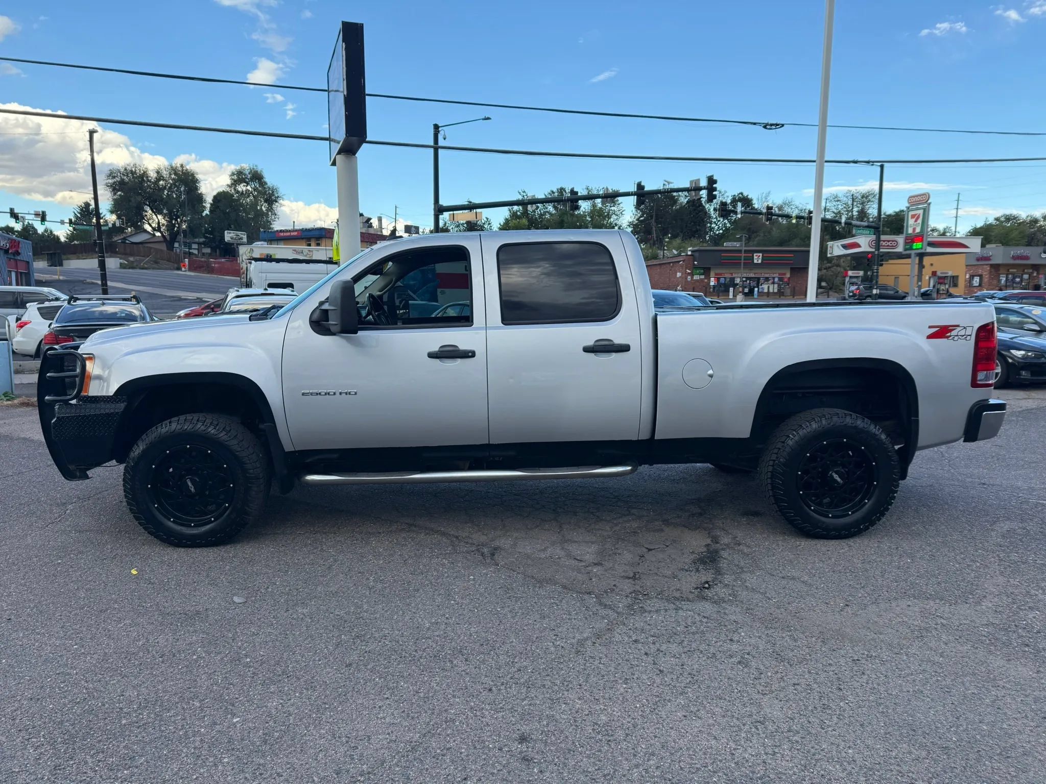 Used 2011 GMC Sierra 2500 SLE w/ SLE Preferred Package AWD/4WD image 5