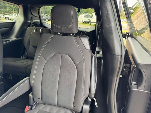 Used 2023 Chrysler Pacifica Touring FWD image 15