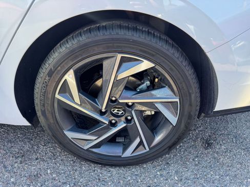 Used 2025 Hyundai Elantra Limited image 31