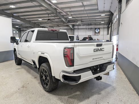 Used 2025 GMC Sierra 2500 AT4 w/ AT4 Premium Plus Package AWD/4WD image 5