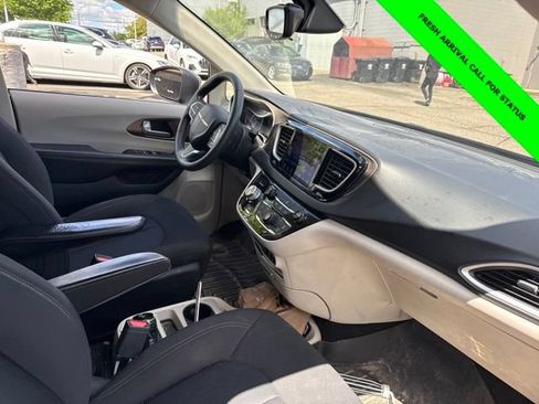 Used 2017 Chrysler Pacifica Touring FWD image 20