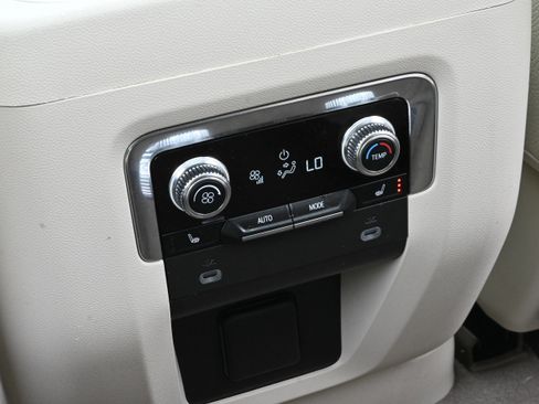 Used 2023 GMC Yukon XL Denali AWD/4WD image 32