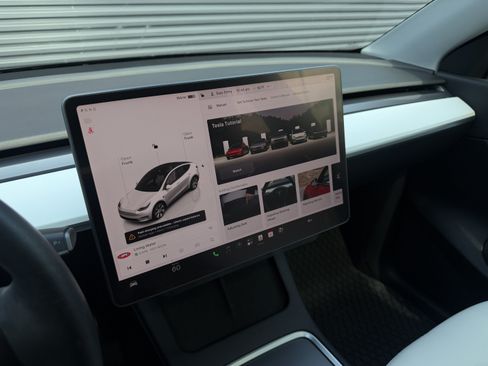 Used 2022 Tesla Model Y Long Range AWD/4WD image 29