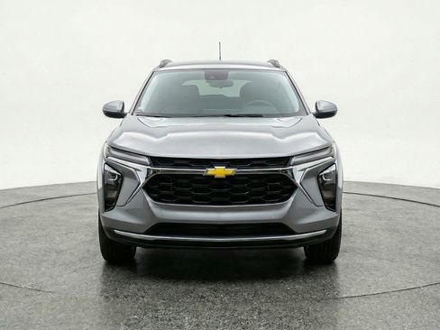 Used 2025 Chevrolet Trax LT w/ LT Convenience Package FWD image 2