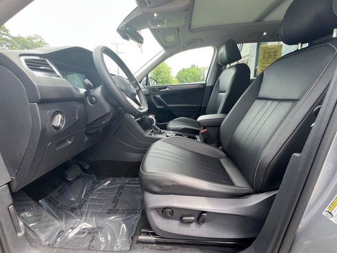 Certified 2024 Volkswagen Tiguan SE w/ Panoramic Sunroof Package AWD/4WD image 11