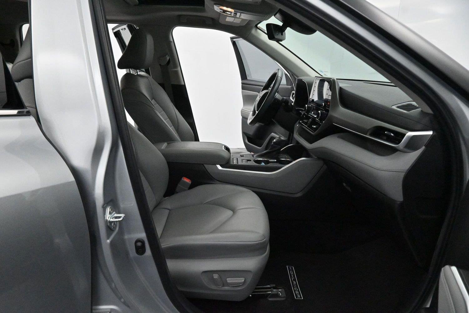 Used 2022 Toyota Highlander XLE FWD image 33