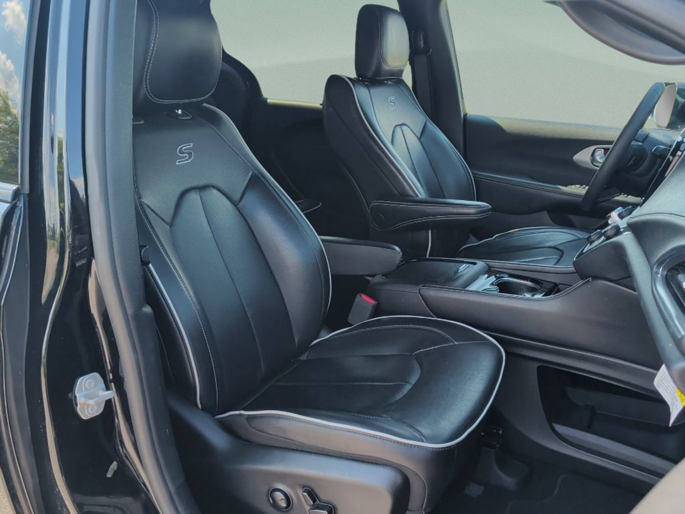 Used 2025 Chrysler Pacifica Limited FWD image 49