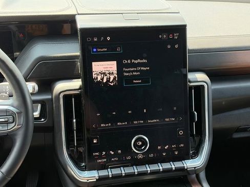 Used 2025 GMC Yukon XL Denali AWD/4WD image 15