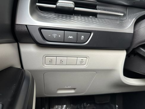 Used 2024 Kia Carnival LX image 29