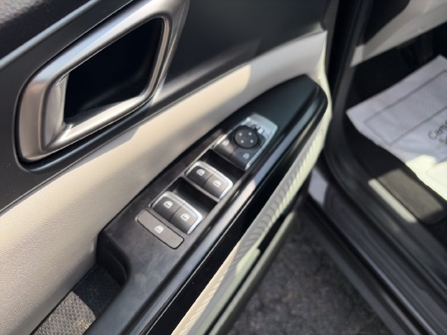 Used 2024 Kia Carnival LX FWD image 11