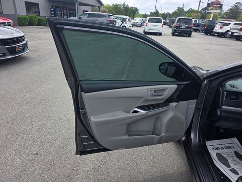 Used 2017 Toyota Camry SE image 6