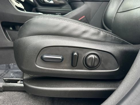 Used 2024 GMC Terrain SLT image 13