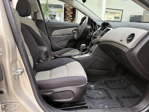 Used 2014 Chevrolet Cruze LS FWD image 17