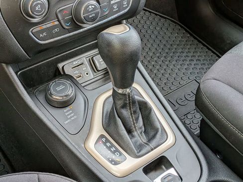 Used 2014 Jeep Cherokee Latitude w/ Comfort/Convenience Group AWD/4WD image 17