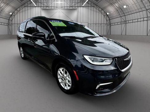 Used 2021 Chrysler Pacifica Touring-L FWD image 10