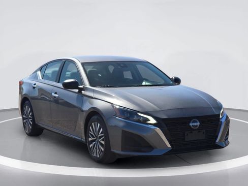 Used 2025 Nissan Altima 2.5 SV FWD image 8