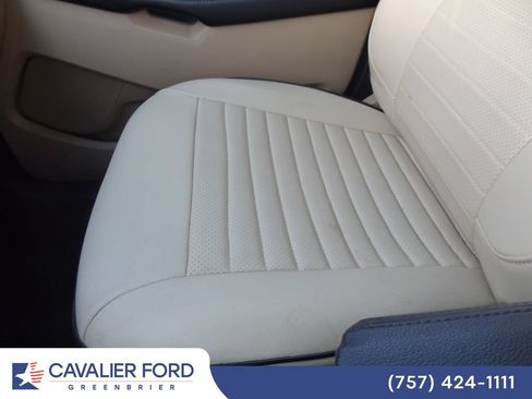 Used 2016 Ford Explorer XLT w/ Equipment Group 202A AWD/4WD image 11
