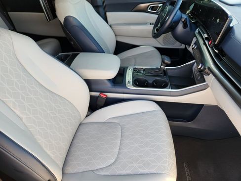 Certified 2025 Kia Carnival SX image 13