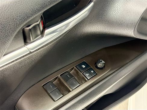 Used 2022 Toyota Camry SE image 17