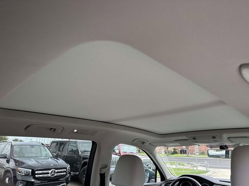 Used 2019 Volkswagen Tiguan SE w/ Panoramic Sunroof Package FWD image 12